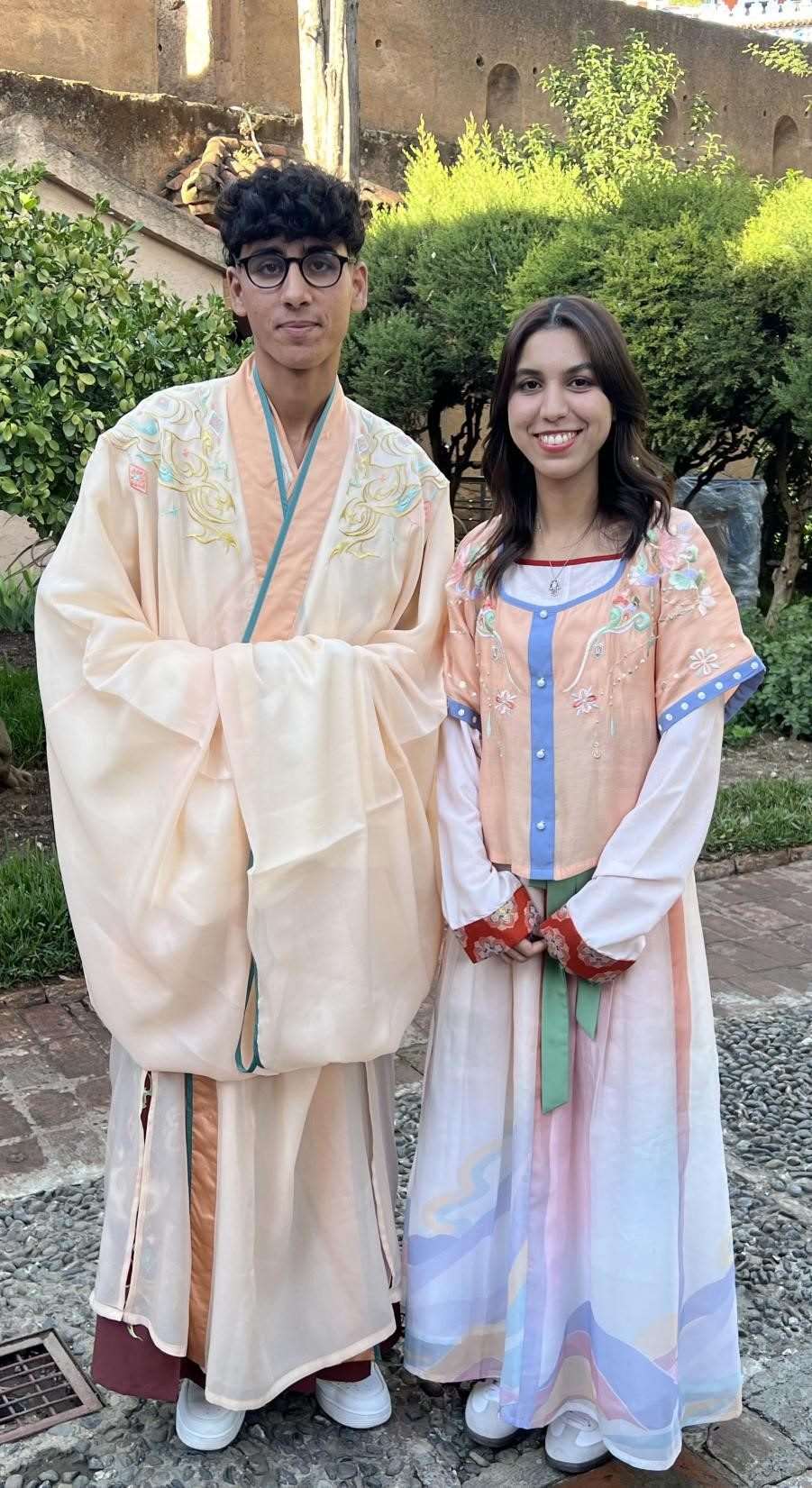 兩位青年試穿中國古代服裝。拉巴特中國文化中心供圖