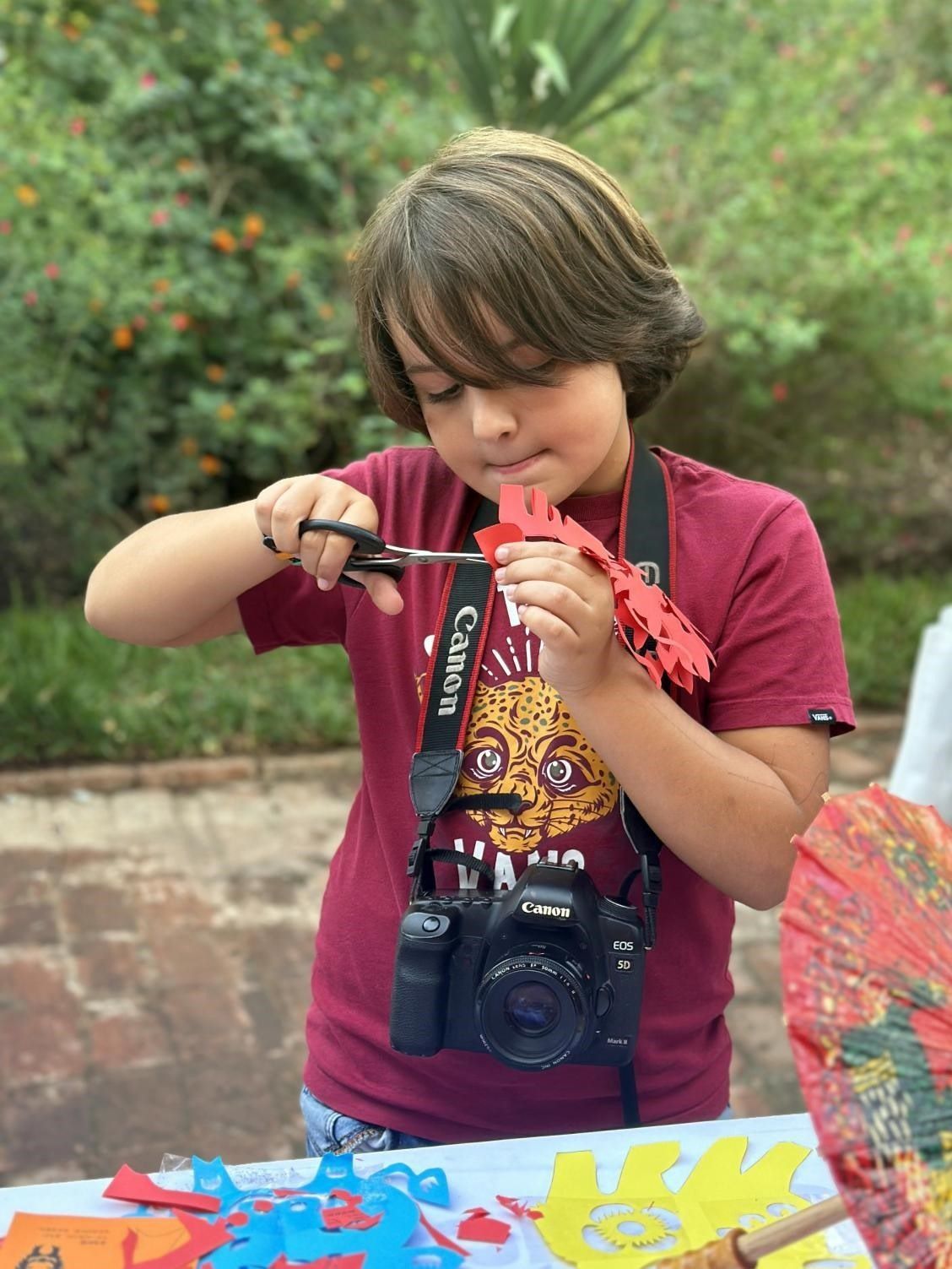 專心致志學(xué)剪紙。拉巴特中國文化中心供圖