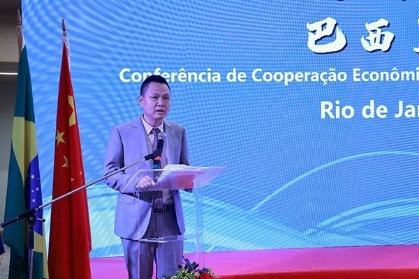 中國(guó)駐里約熱內(nèi)盧總領(lǐng)館副總領(lǐng)事王尉育在活動(dòng)現(xiàn)場(chǎng)致辭。人民網(wǎng)記者 陳海琪攝