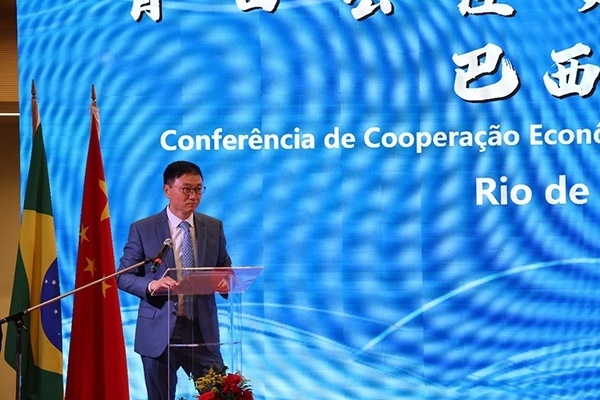 浙江省僑聯(lián)副主席兼巴西華人文化交流協(xié)會(huì)榮譽(yù)主席尹霄敏在活動(dòng)現(xiàn)場(chǎng)致辭。人民網(wǎng)記者 陳海琪攝