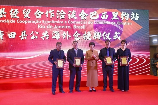 青田縣委書記林霞為公共海外倉(cāng)授牌。人民網(wǎng)記者 陳海琪攝