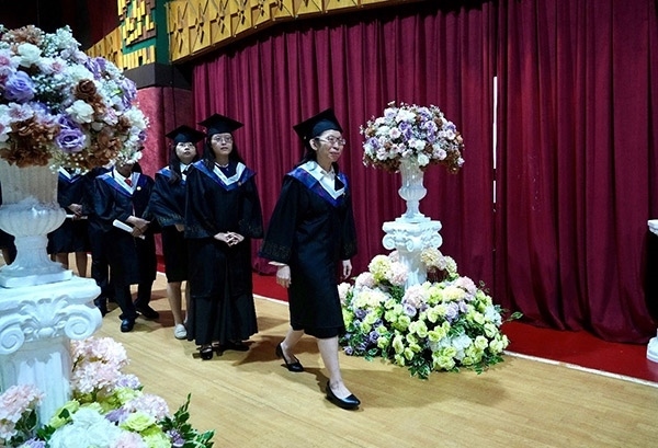 菲律賓岐黃中醫(yī)學(xué)院首屆12名畢業(yè)生順利獲得中醫(yī)相關(guān)執(zhí)業(yè)資格。人民網(wǎng)記者 樊帆攝