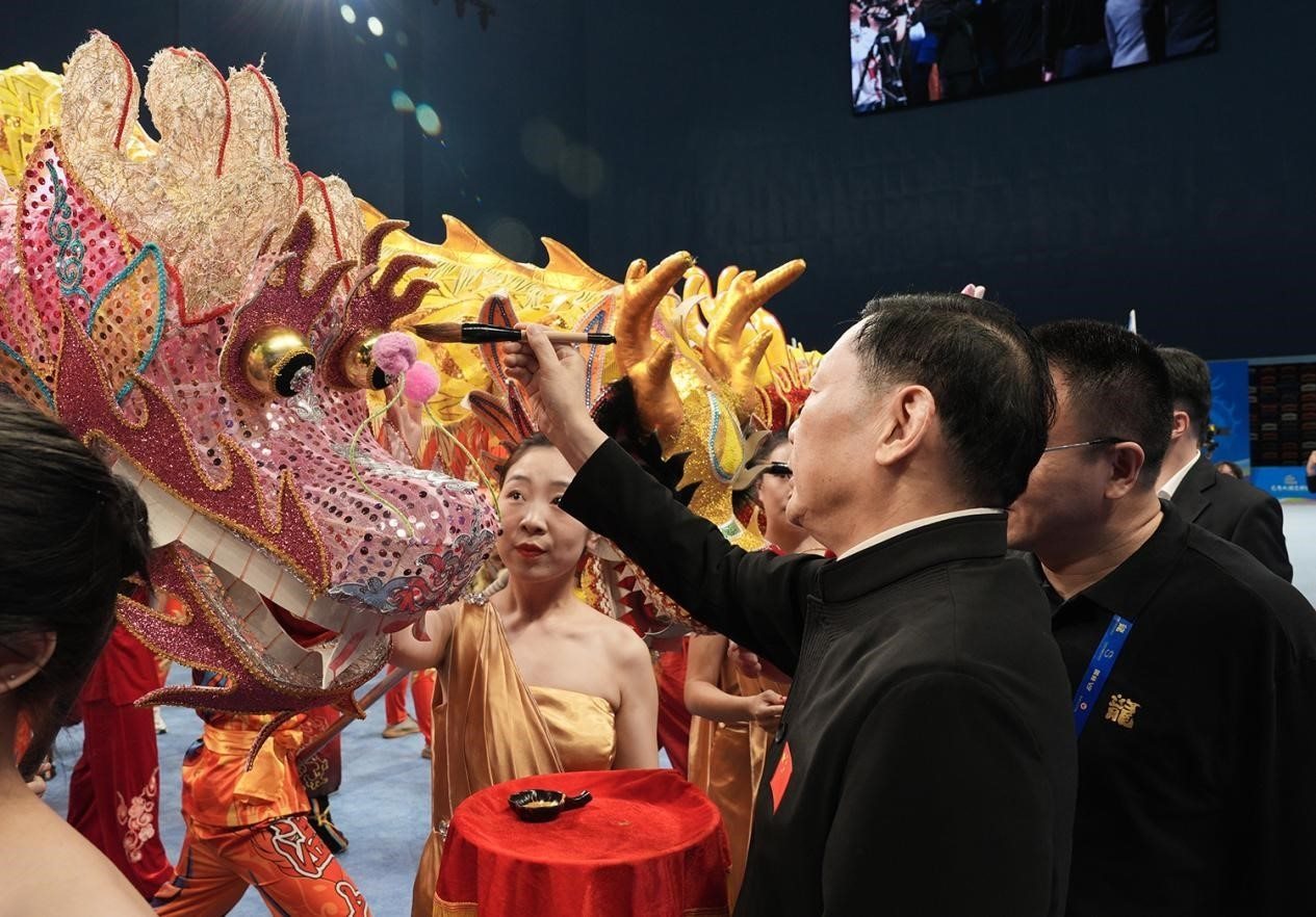 出席開賽儀式的領導及嘉賓共同為參賽龍獅隊點睛。（受訪者供圖）