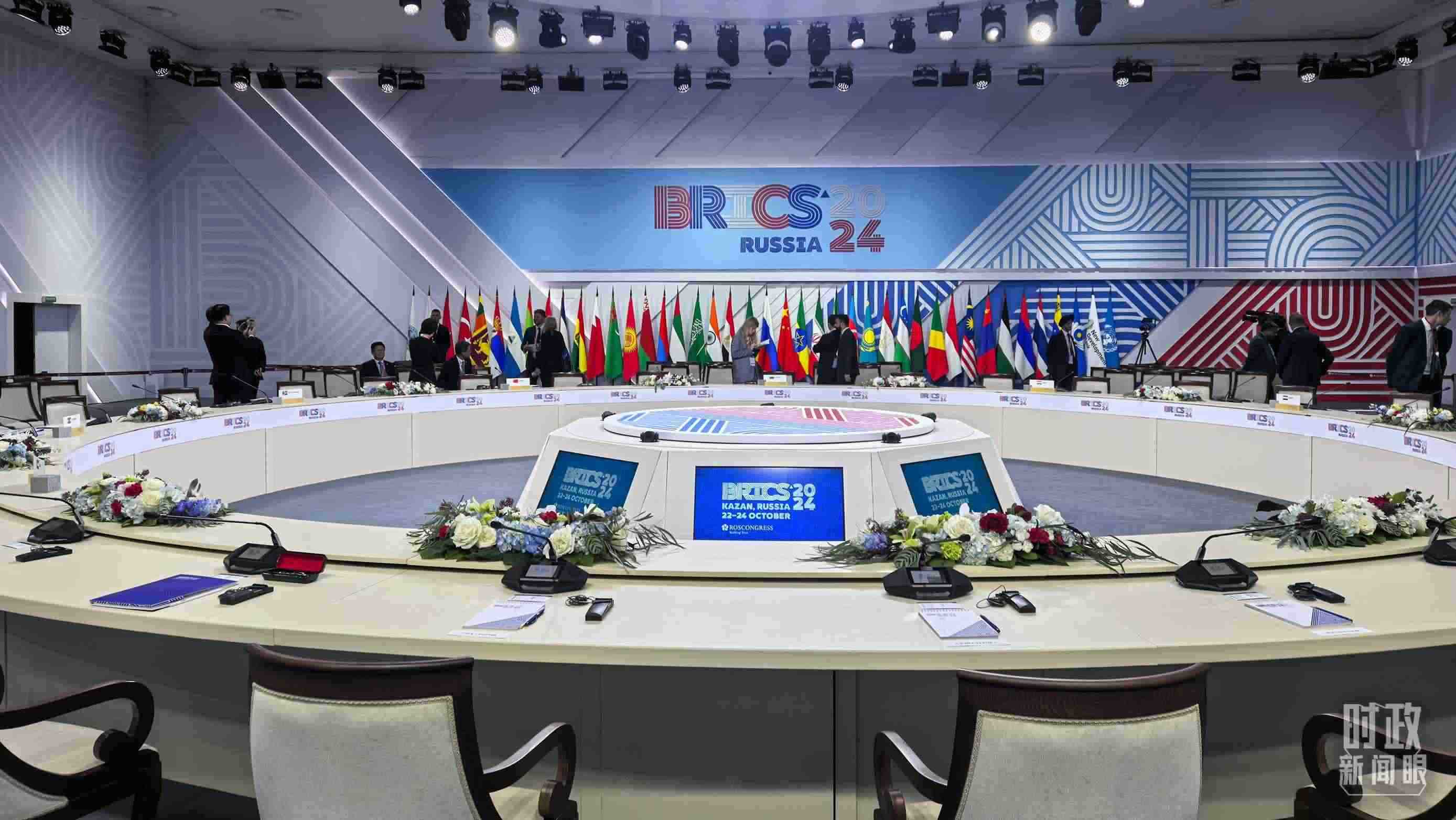 △ 金磚國(guó)家領(lǐng)導(dǎo)人大范圍會(huì)議開(kāi)始前。（總臺(tái)央視記者程鋮拍攝）