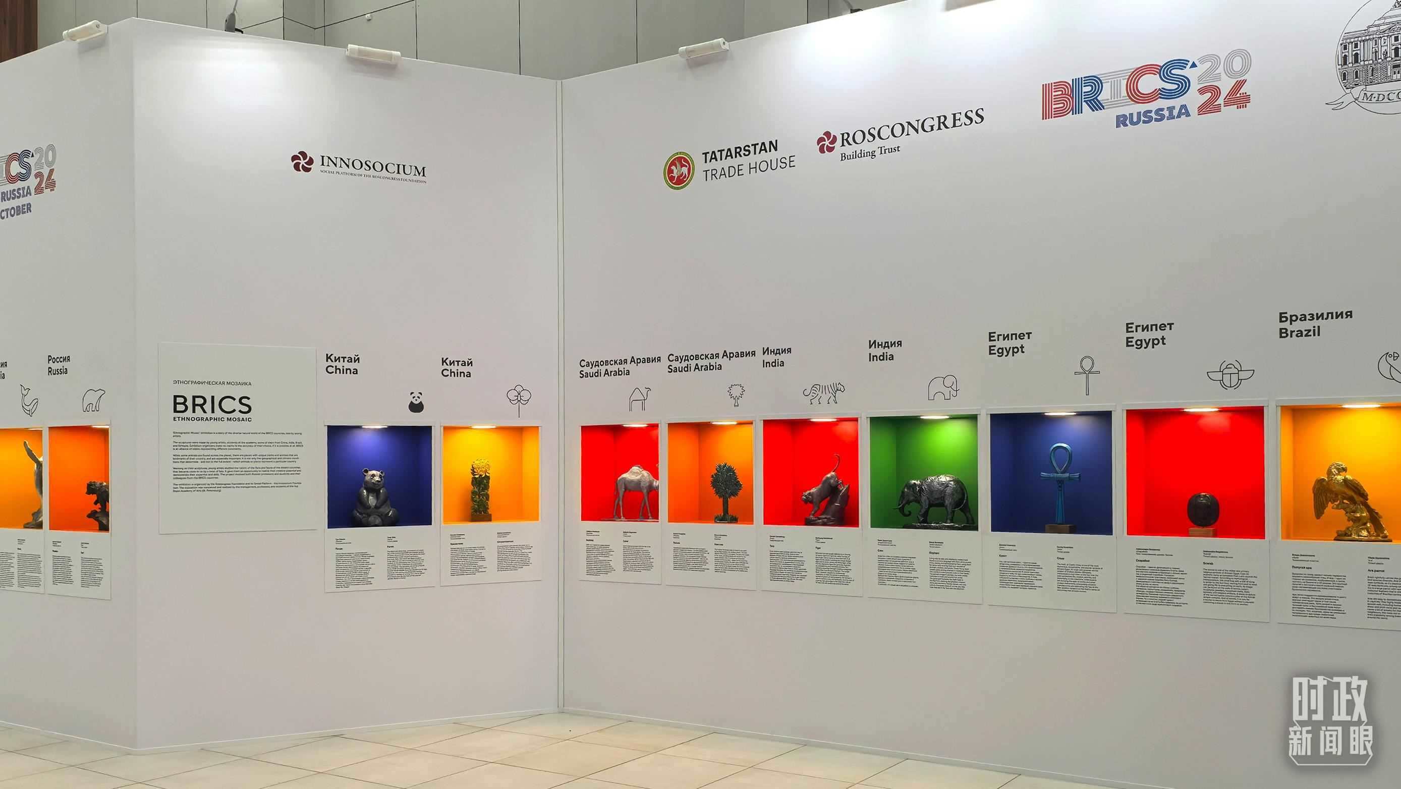 △ 喀山會(huì)展中心內(nèi)展示的金磚國(guó)家工藝品。（總臺(tái)央廣記者潘毅拍攝）