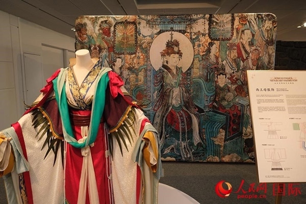 壁畫服飾的實(shí)物復(fù)刻展示。人民網(wǎng)記者 尚凱元攝