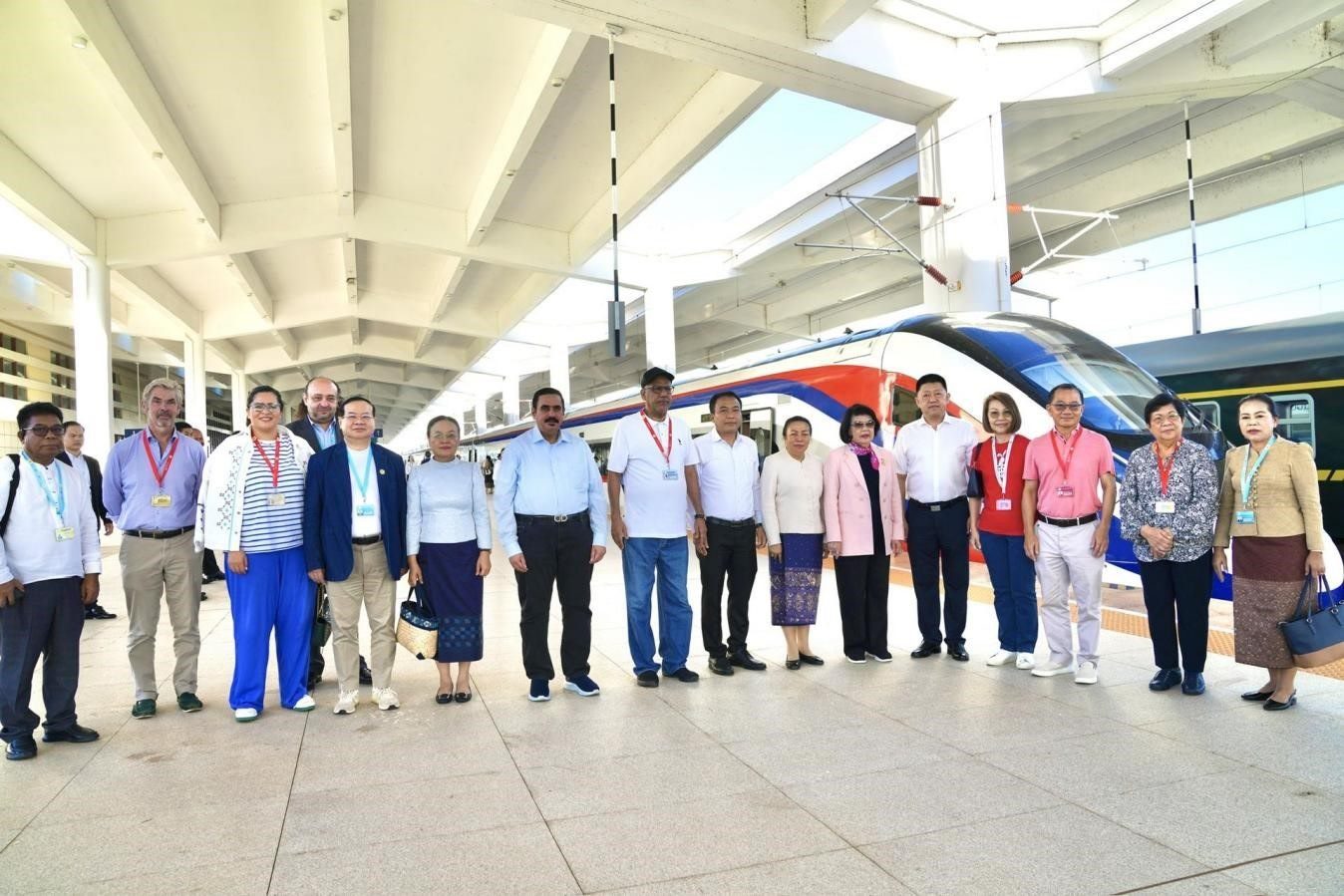 東盟議會聯(lián)盟大會代表團與中老鐵路“瀾滄號”動車合影留念。老中鐵路有限公司供圖