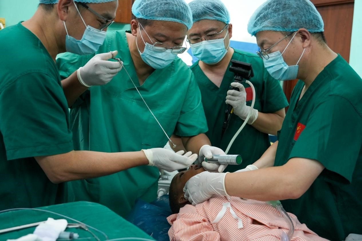 引起患兒窒息的異物被成功取出。中國(guó)援桑醫(yī)療隊(duì)供圖