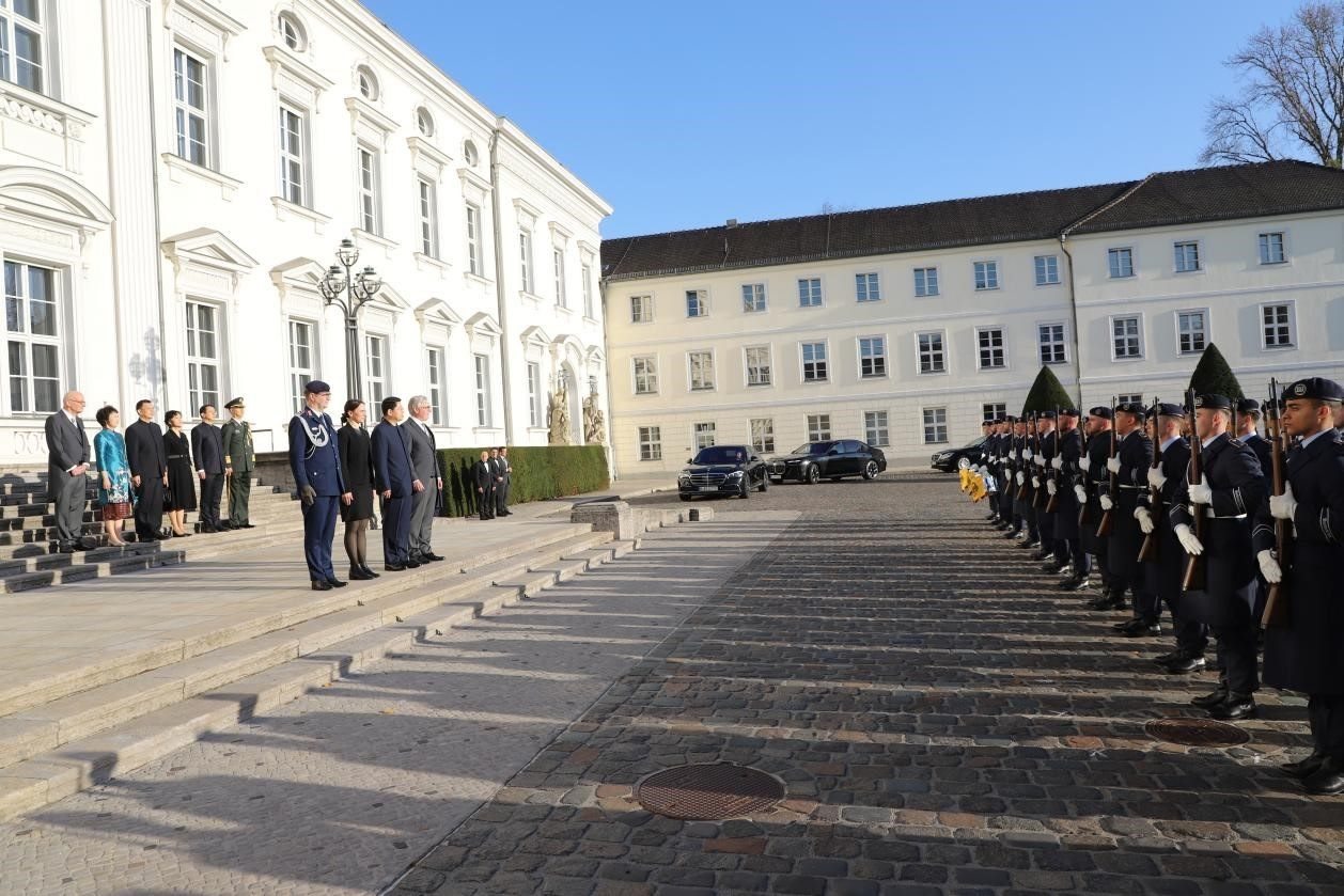 新任中國駐德國大使鄧洪波向德國總統(tǒng)施泰因邁爾遞交國書。中國駐德國大使館供圖