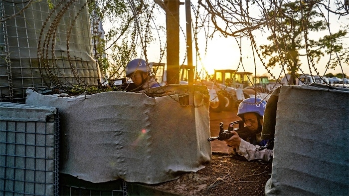 瞭望偵察一線情況。張洪奧攝