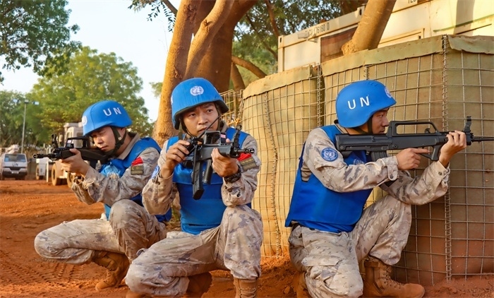 匯報(bào)一線偵察情況。王軍杰攝