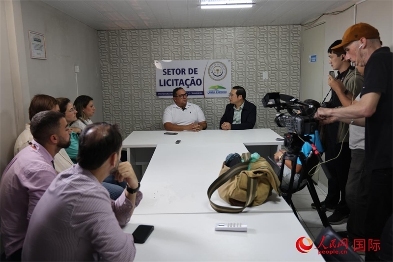 巴西東北部北里奧格蘭德州若昂卡馬拉市市長馬諾埃爾·貝爾納接受聯合采訪團采訪。 人民網記者 時元皓攝