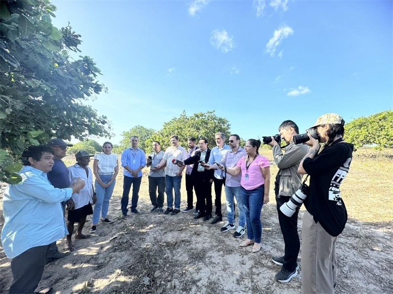 聯合采訪團正在采訪中國企業(yè)在若昂卡馬拉市的扶貧開放項目 。孫佳攝