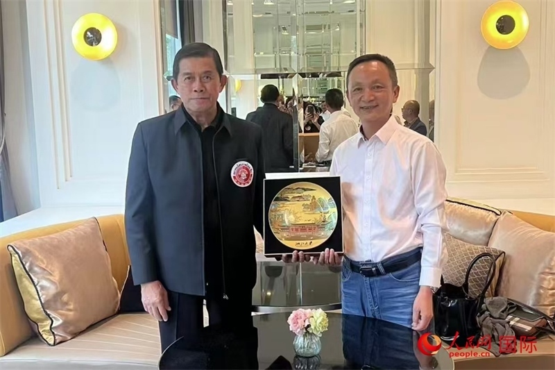 泰中友好協(xié)會(huì)會(huì)長(zhǎng)、泰國(guó)前副總理功·塔帕朗西（左一）會(huì)見(jiàn)浙大團(tuán)組一行。人民網(wǎng)記者 簡(jiǎn)承淵攝