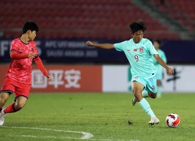 國(guó)少隊(duì)球員魏祥鑫（右）比賽中傳球。新華社記者 李鋼攝