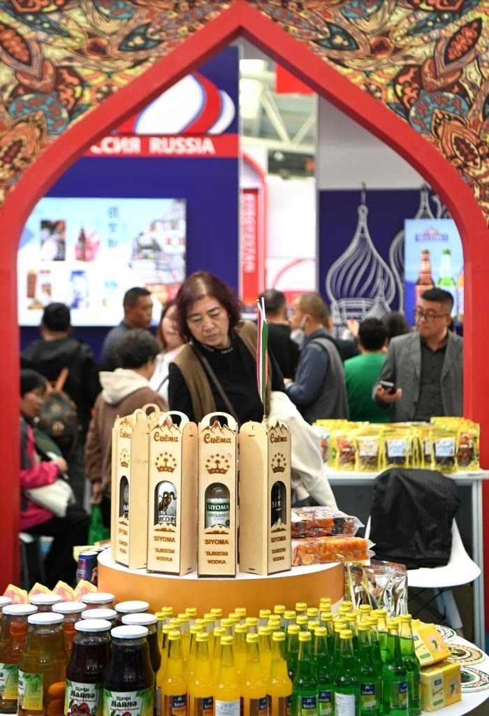 10月25日，觀眾在楊凌農(nóng)高會上合組織國家農(nóng)業(yè)展區(qū)了解農(nóng)產(chǎn)品。新華社記者 鄒競一 攝