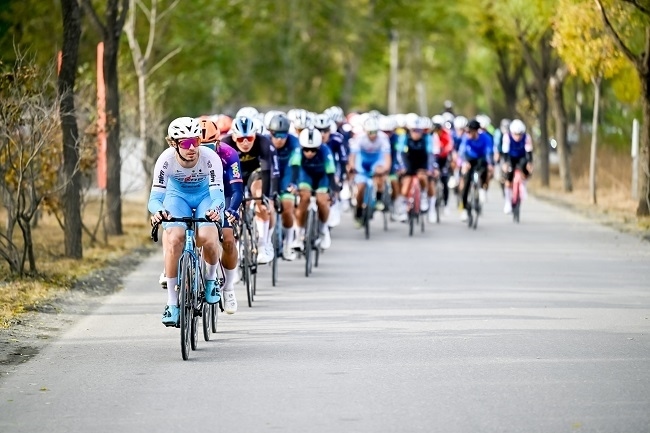 選手在比賽中展開(kāi)激烈角逐。主辦方供圖