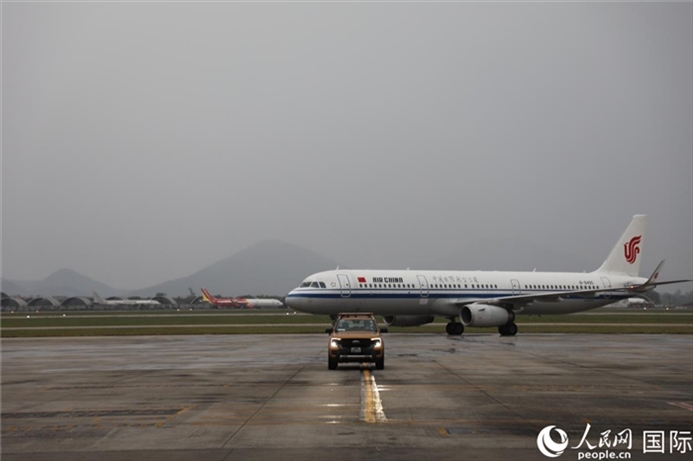 國(guó)航上?！觾?nèi)首班飛機(jī)抵達(dá)河內(nèi)內(nèi)排機(jī)場(chǎng)。人民網(wǎng)記者 楊曄攝