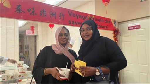 陜西涼皮+清真肉夾饃受到乍得友人歡迎。主辦方供圖