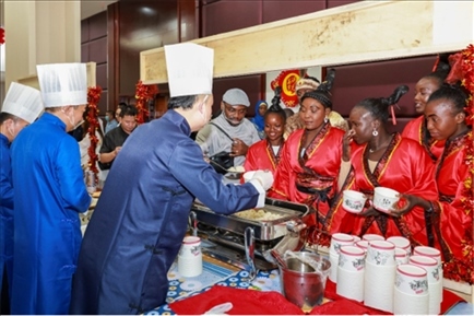 恩賈梅納大學(xué)孔子學(xué)院的學(xué)生們對(duì)中國(guó)餃子情有獨(dú)鐘。主辦方供圖