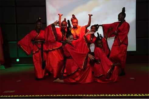 孔子學(xué)院的學(xué)生表演中國(guó)舞《昭君出塞》。主辦方供圖