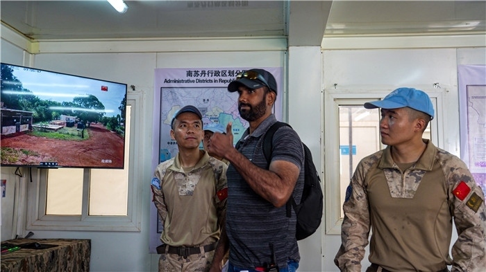 核查官員稱贊。王軍杰攝