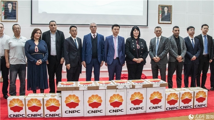 中企向阿爾及利亞大學(xué)捐贈(zèng)電教設(shè)備活動(dòng)現(xiàn)場。人民網(wǎng)記者 郝瑞敏攝