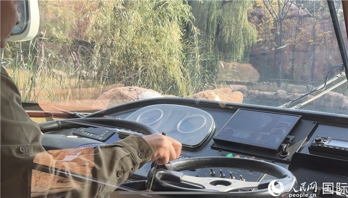 鄭州銀基動(dòng)物王國(guó)水陸兩棲觀光車駕駛室。人民網(wǎng) 謝瑩攝