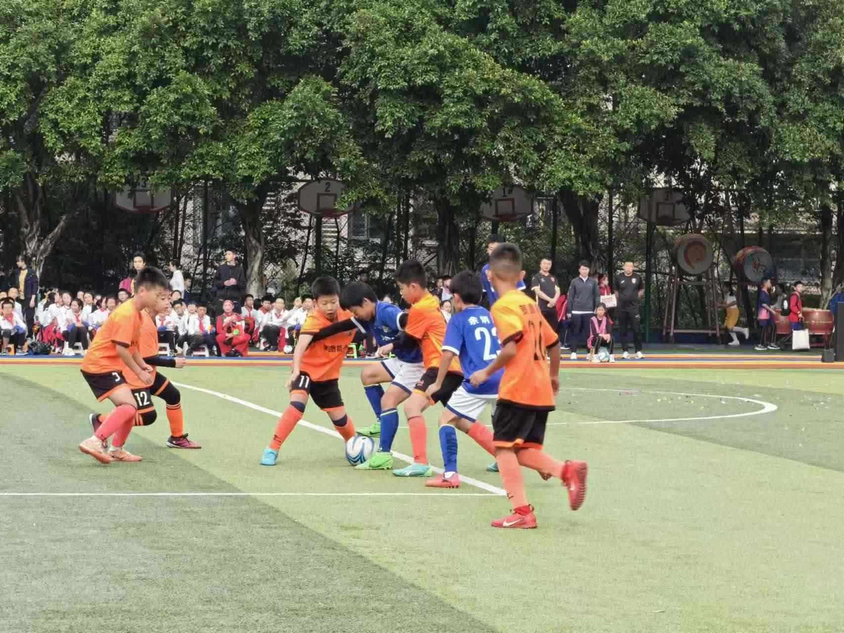 珊瑚魯能小學(xué)的學(xué)生們在進(jìn)行足球比賽。 人民網(wǎng)記者 楊磊攝