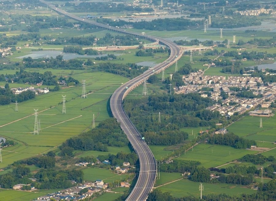 俯瞰四川天府新區(qū)至邛崍高速公路一角（2024年7月2日攝，無人機(jī)照片）。新華社記者 江宏景 攝