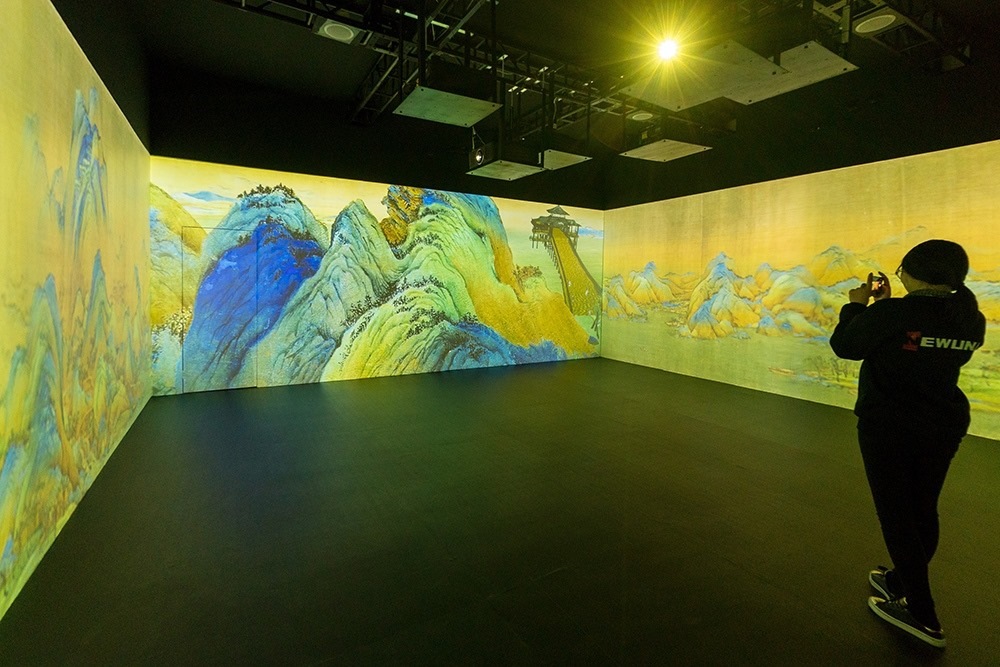 2019年1月29日，上海，市民在“千里江山圖科技藝術(shù)展”上參觀北宋名畫《千里江山圖》的AR全景展示并打卡拍照。