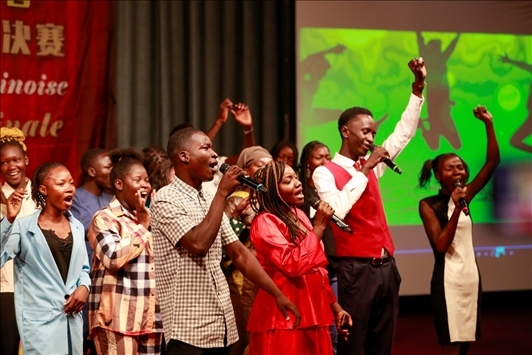 孔子學院的同學們演唱中文歌曲《明天會更好》。中國石油非洲公司供圖