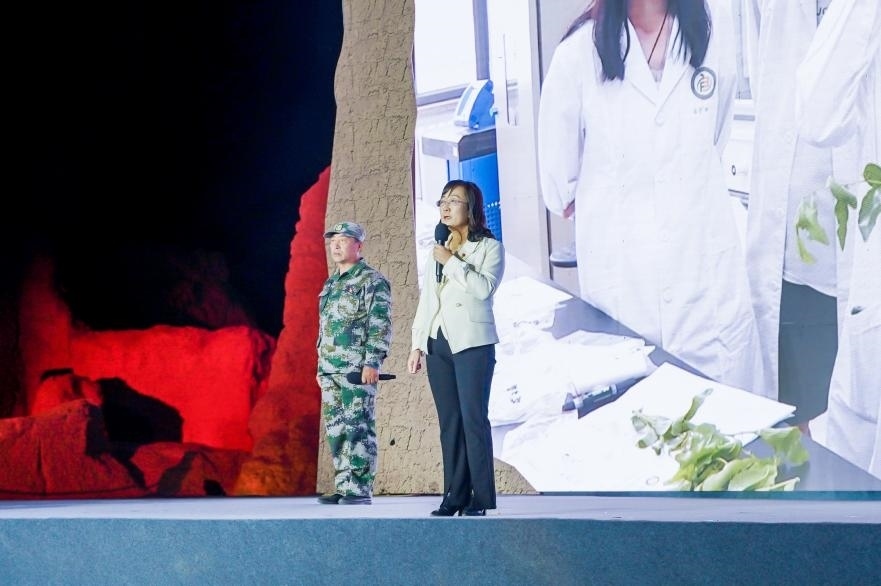 吳翠云（右一）在“何以中國·五星出東方”網(wǎng)絡主題宣傳活動現(xiàn)場演講。人民視頻供圖