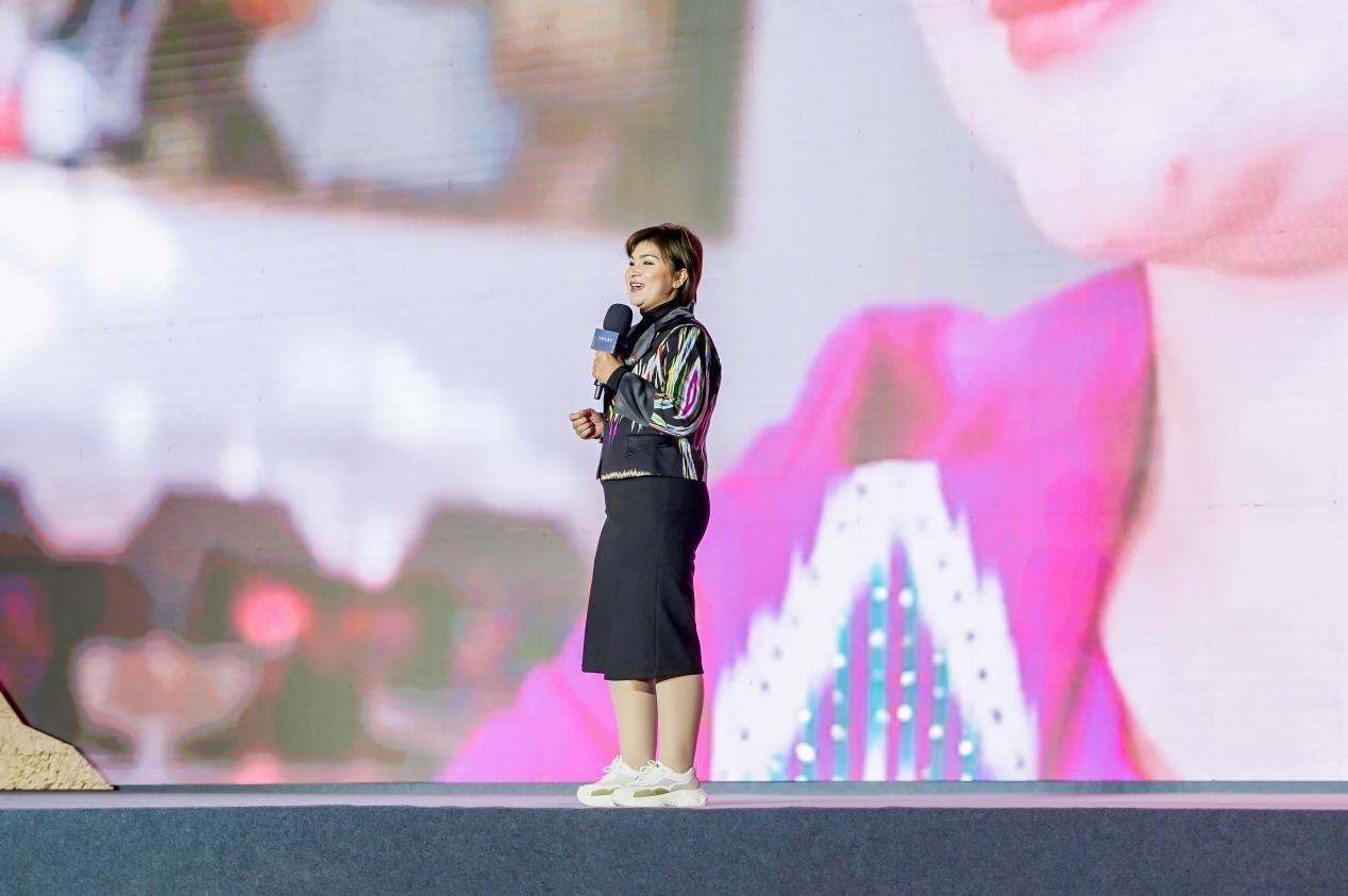 如克亞木·麥提賽地在“何以中國·五星出東方”網(wǎng)絡主題宣傳活動現(xiàn)場演講。人民視頻供圖