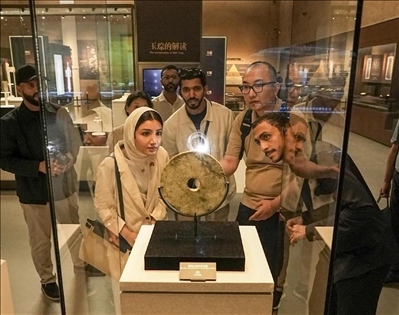 阿聯(lián)酋青年在良渚文化博物院參觀。中國(guó)銀行供圖