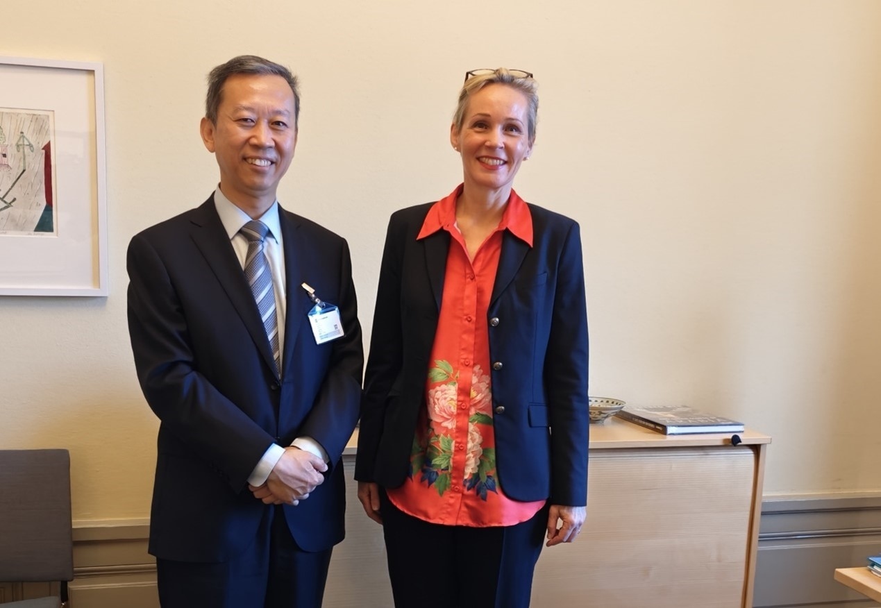 中國(guó)駐瑞典大使崔愛民會(huì)見瑞典外交部外貿(mào)總司長(zhǎng)米蘭德。中國(guó)駐瑞典大使館供圖