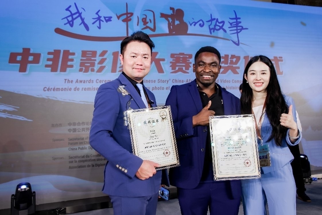 王曉樂（中）與其他嘉賓合影。主辦方供圖