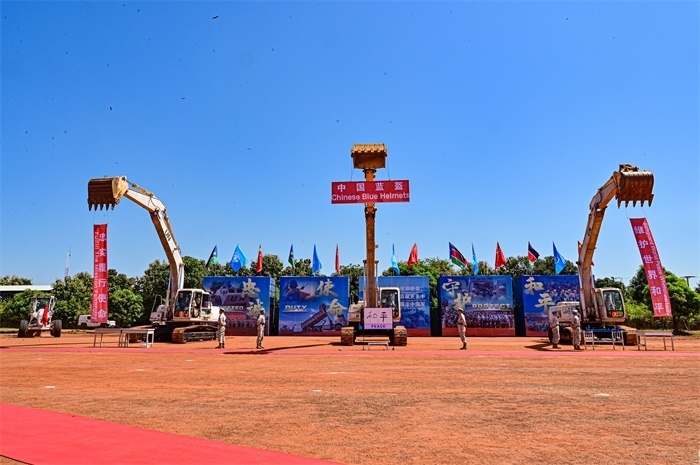 工程機(jī)械特技展示。王軍杰攝