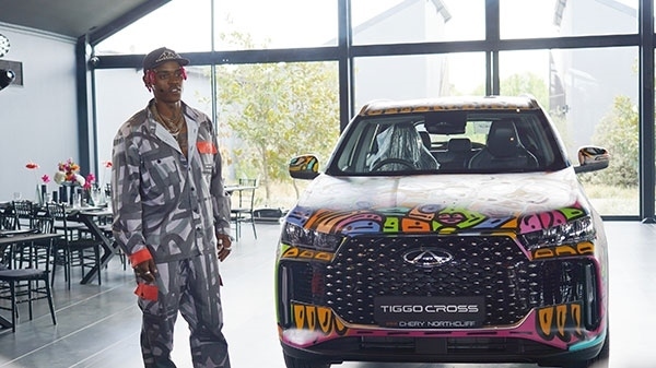 Samurai Farai和其汽車噴繪作品。人民網(wǎng) 張茜攝