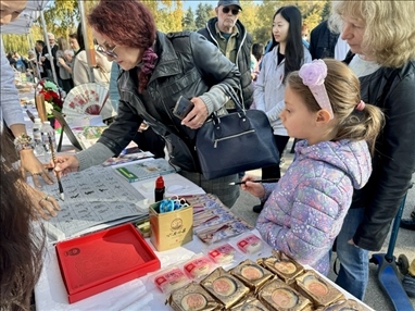 活動(dòng)現(xiàn)場(chǎng)外賓體驗(yàn)中國書法。 中國駐保加利亞大使館供圖。