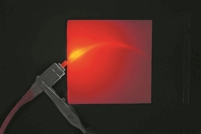 帶有彎曲通道的3D打印材料能引導(dǎo)并散射光。圖片來(lái)源：英國(guó)格拉斯哥大學(xué)