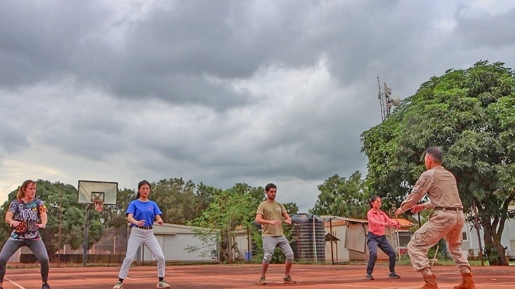 認真學(xué)習(xí)動作。孫亞斌 攝