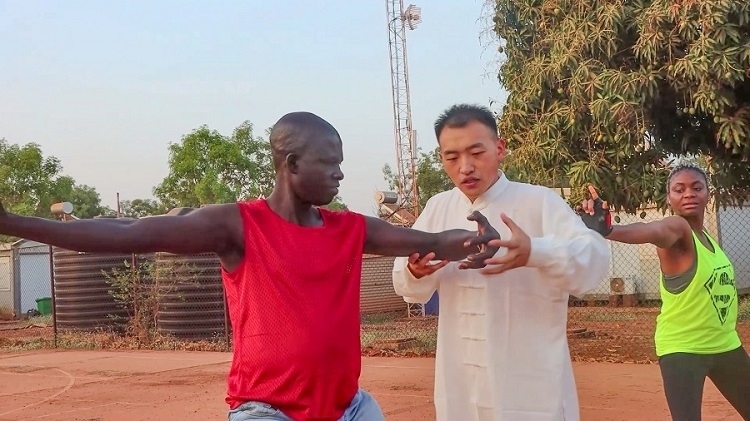 細心指導(dǎo)動作。馬騫攝