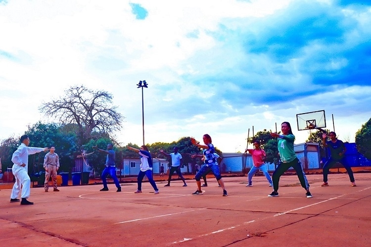 示范標準動作。鄧原淘攝