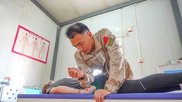 體驗中醫(yī)推拿。王軍杰攝