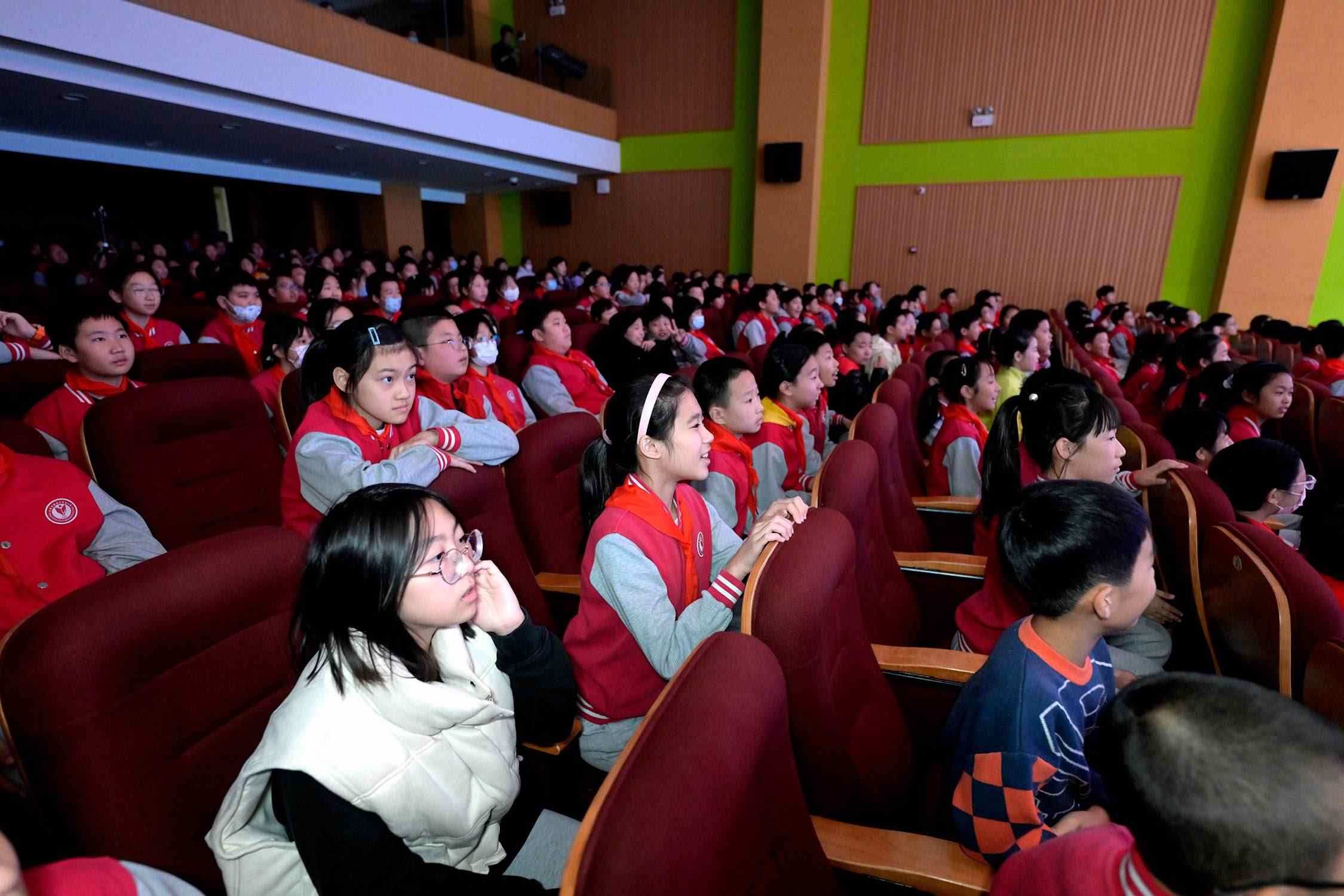 花校區(qū)學(xué)生現(xiàn)場(chǎng)歡呼照片。主辦方供圖