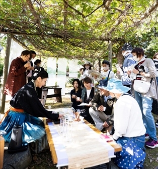 游客們在浙江體驗區(qū)品茶。