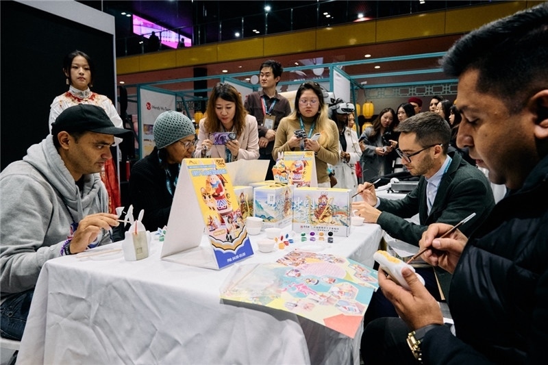 觀眾參加“兔兒爺”手工坊。楊浩鵬攝