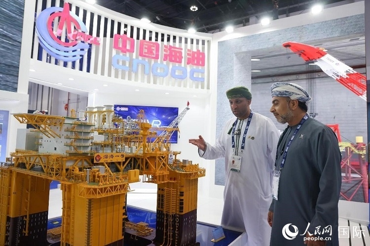 觀眾在中國海油展臺(tái)參觀。人民網(wǎng)記者 任皓宇攝