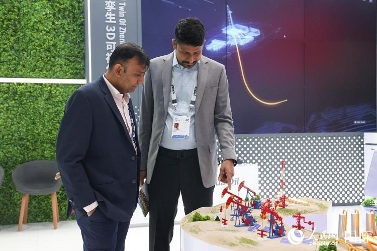 觀眾在了解中企產(chǎn)品。人民網(wǎng)記者任皓宇攝 